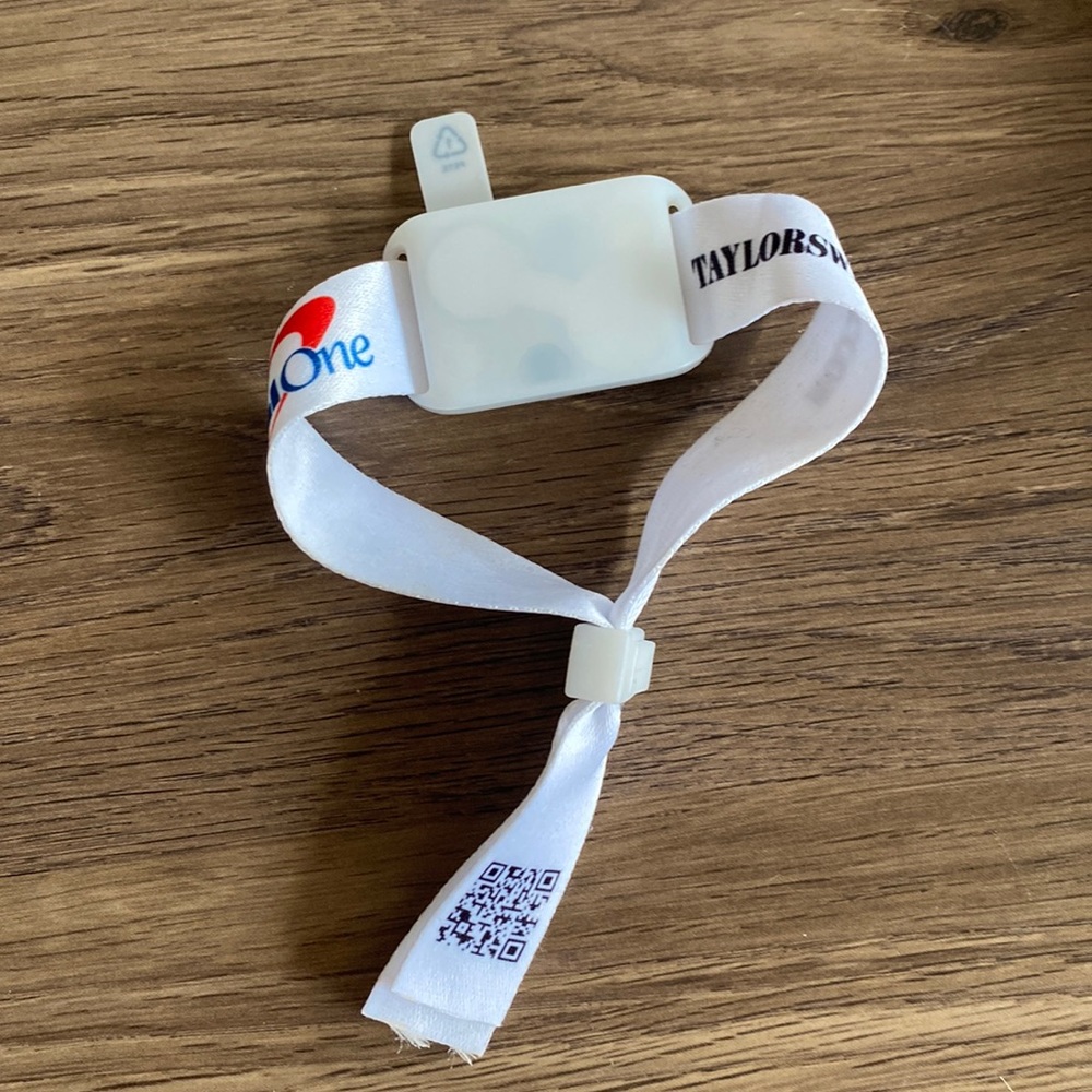 Taylor Swift eras tour light up bracelet from MetLife